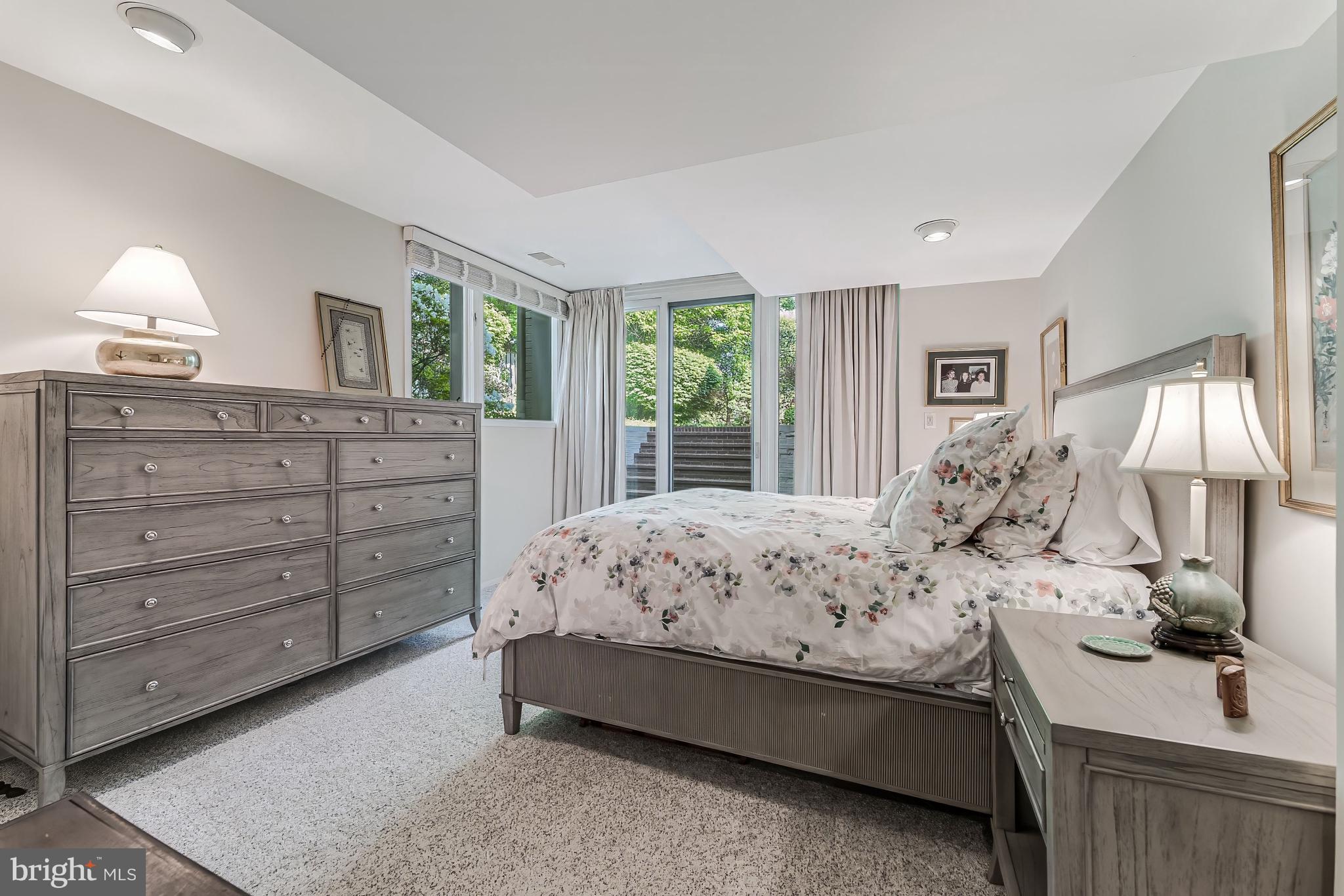 CHEVY CHASE HILLS - Residential