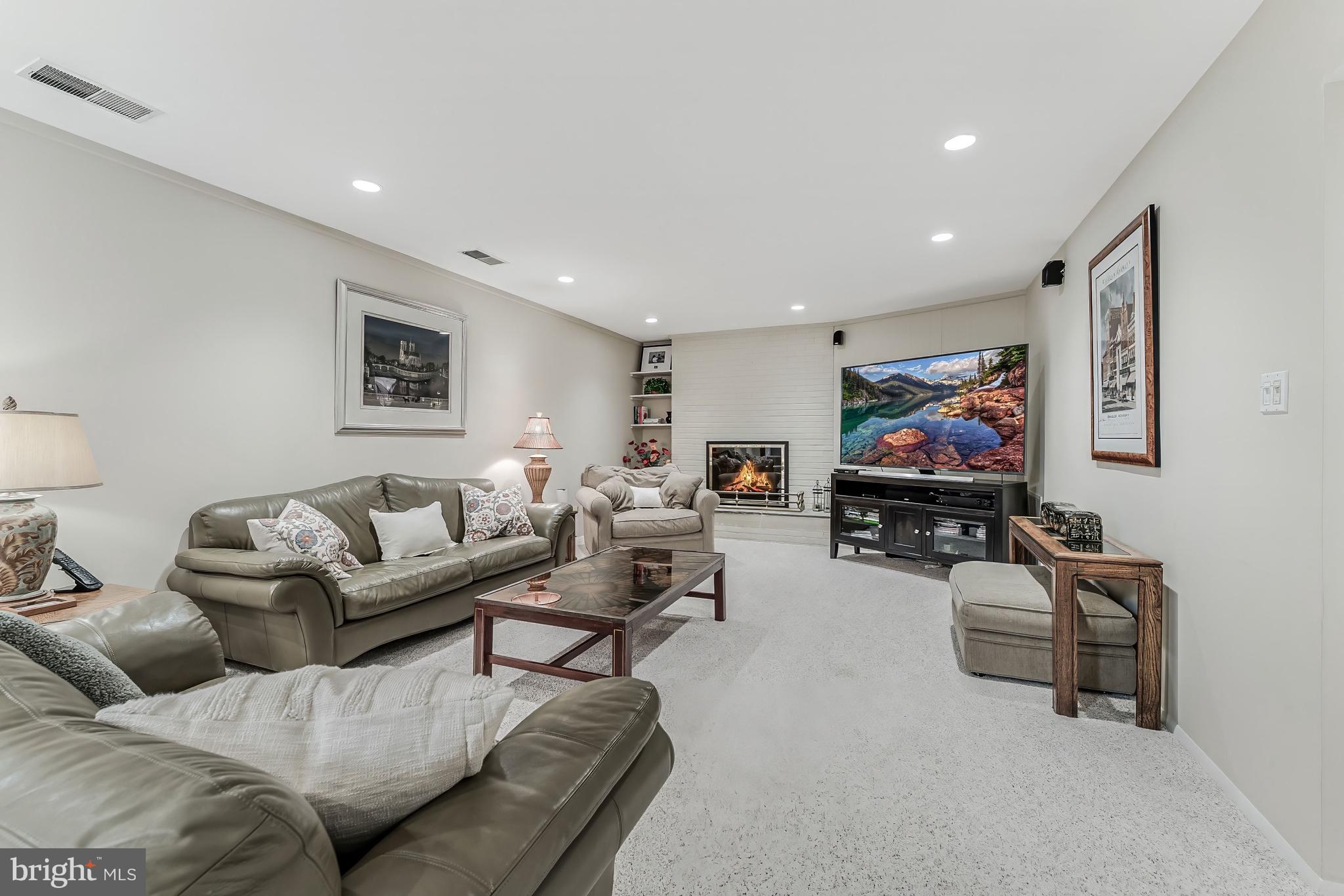 CHEVY CHASE HILLS - Residential