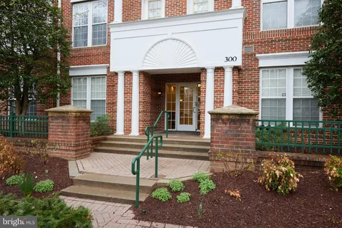 300 King Farm Boulevard Unit 9-305, Rockville, MD MLS: MDMC2175466