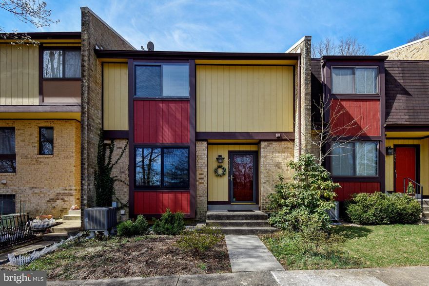 Contemporary townhouse with sliding glass doors to deck and back yard overlooking Huntly Meadows Park. Very good move in condition.
