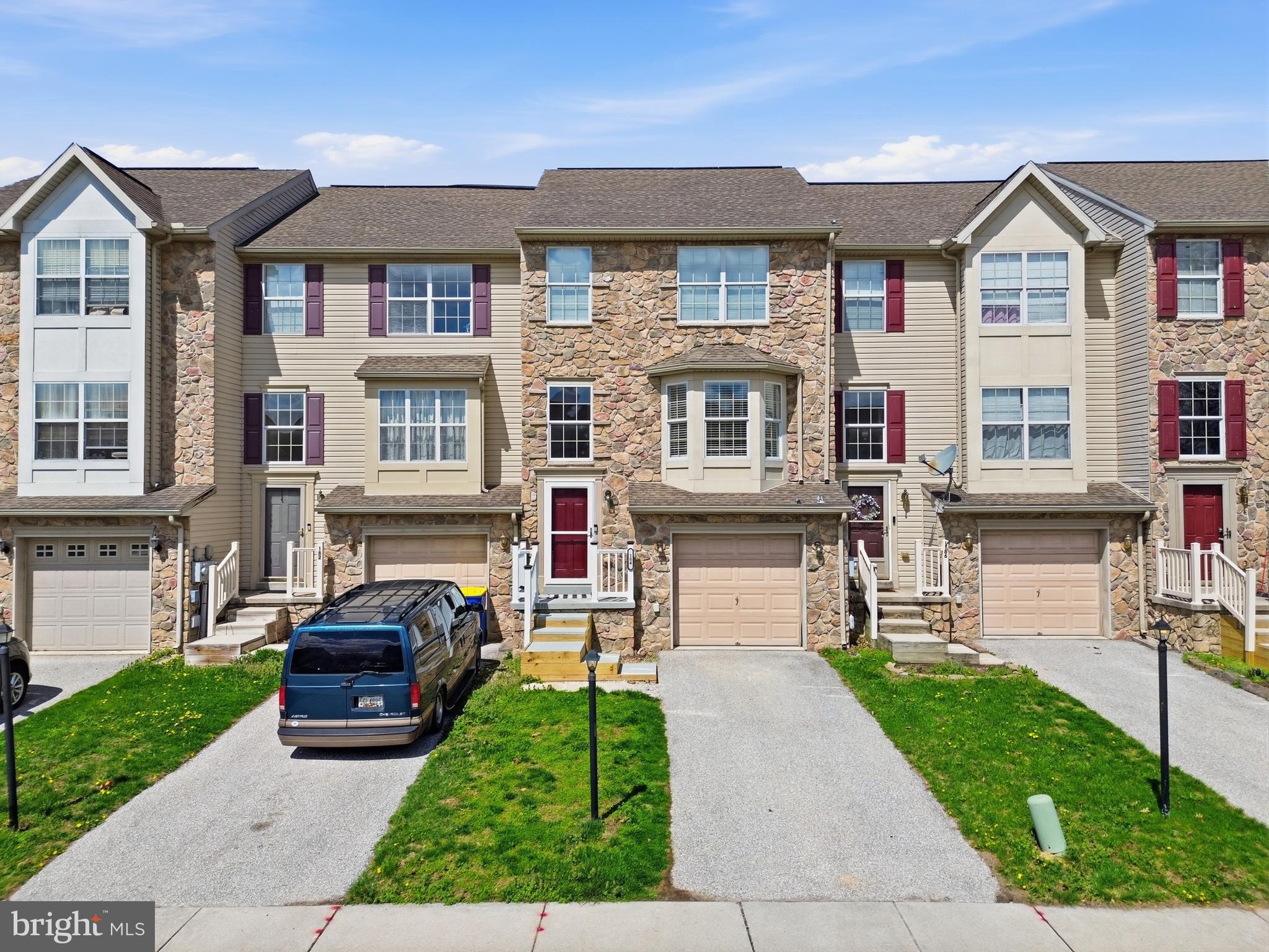 COLONIAL HILLS - Residential