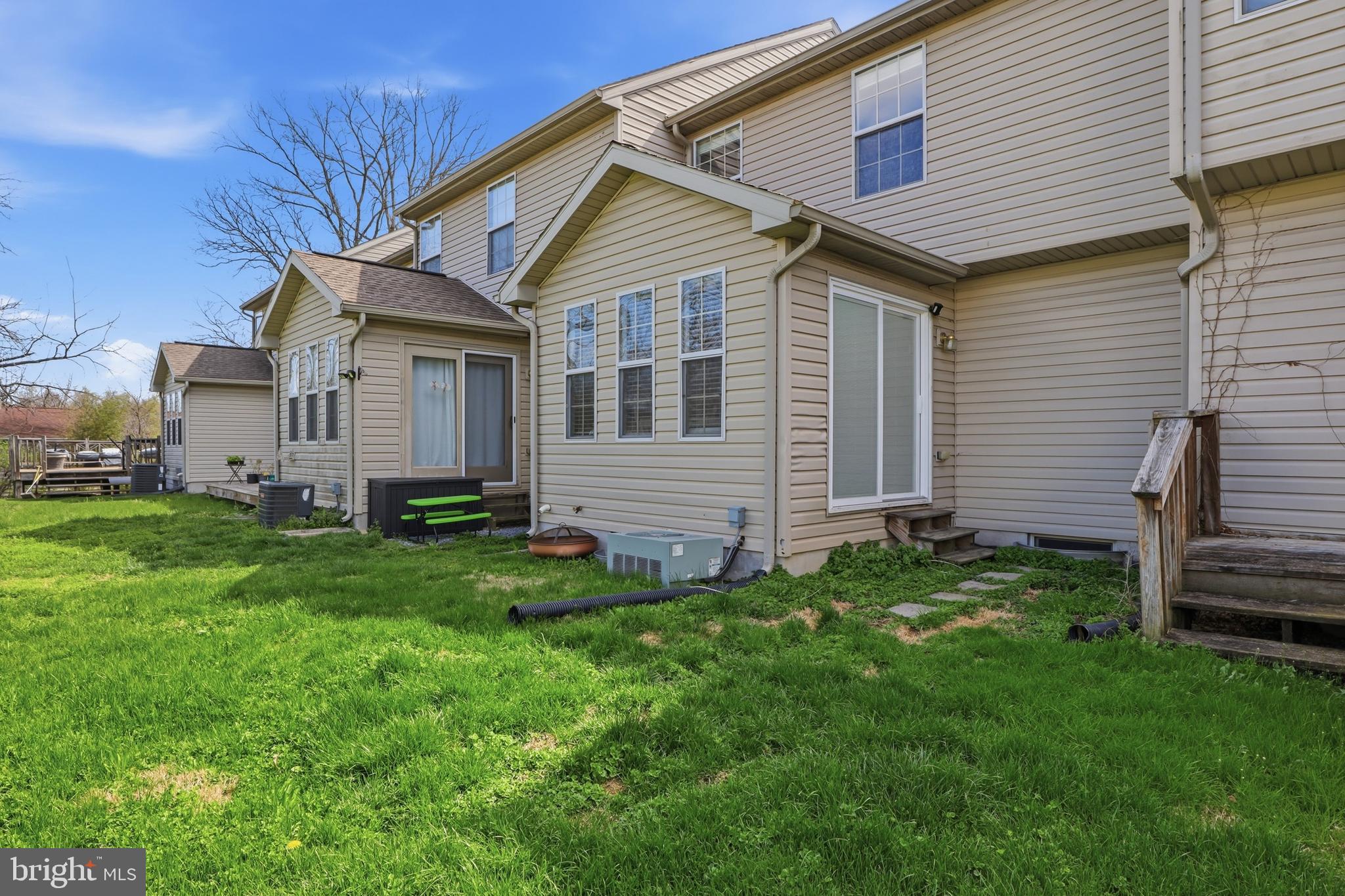 COLONIAL HILLS - Residential