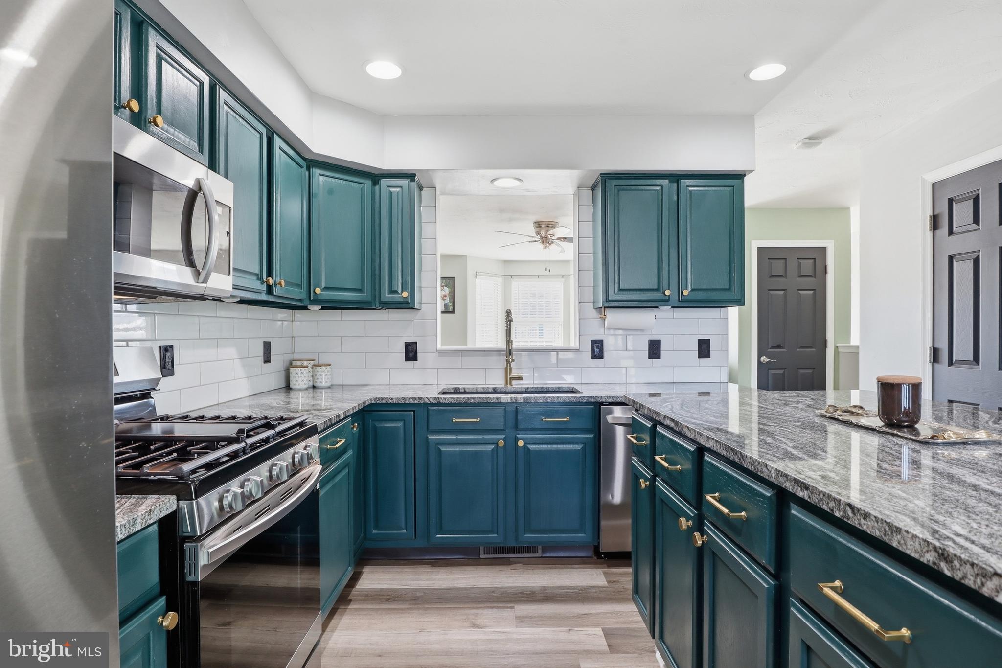 COLONIAL HILLS - Residential