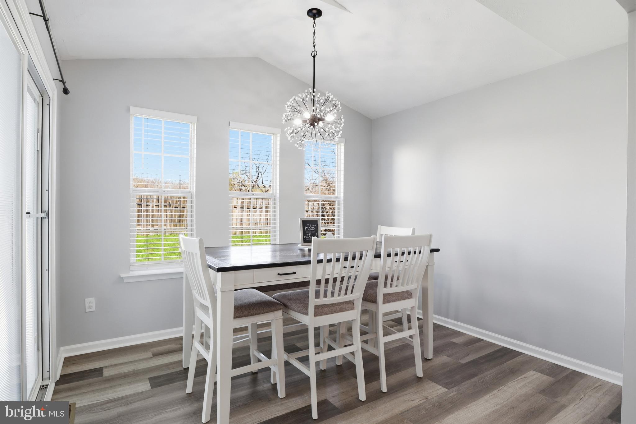 COLONIAL HILLS - Residential