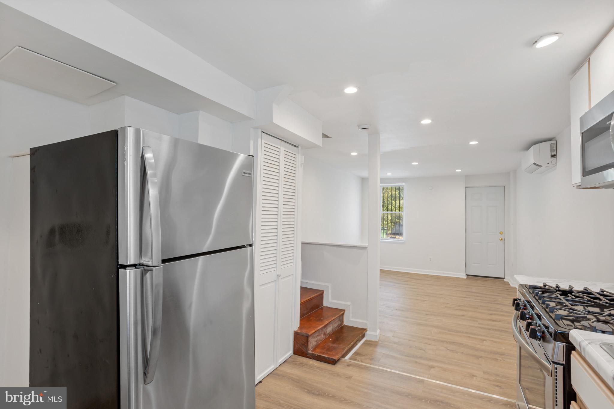 HOLLINS MARKET - Residential