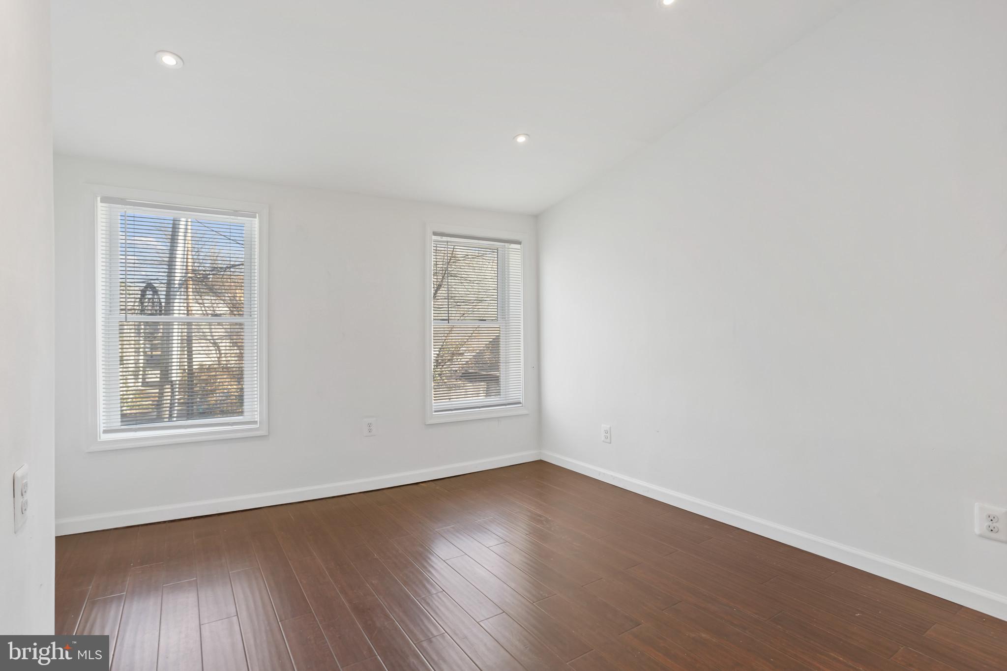 HOLLINS MARKET - Residential