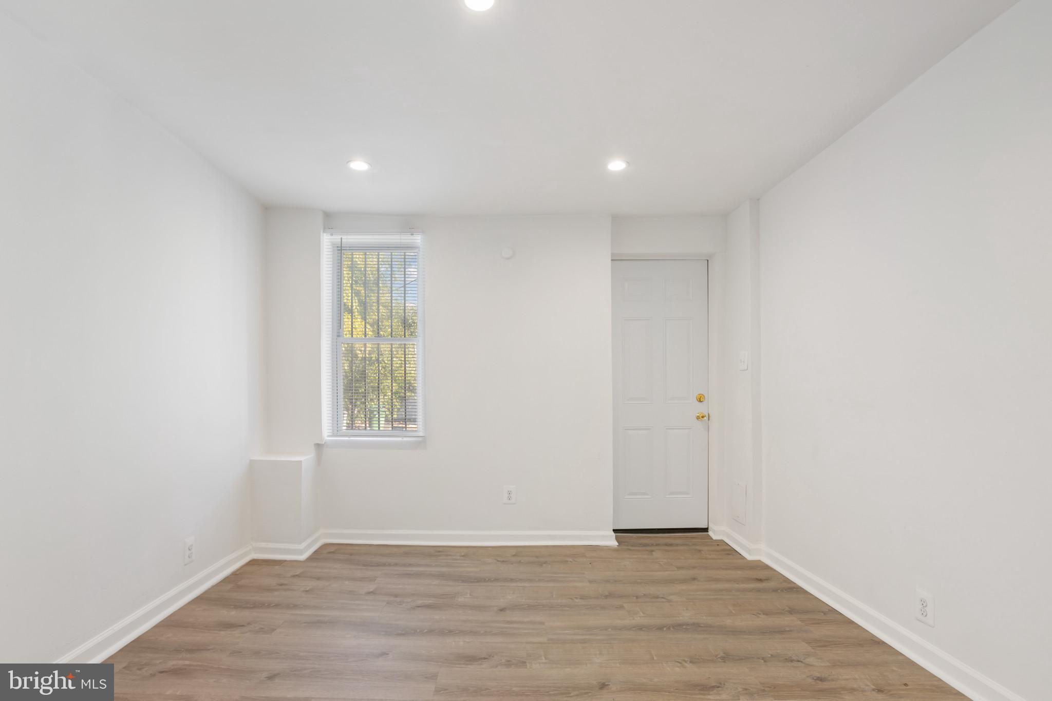 HOLLINS MARKET - Residential