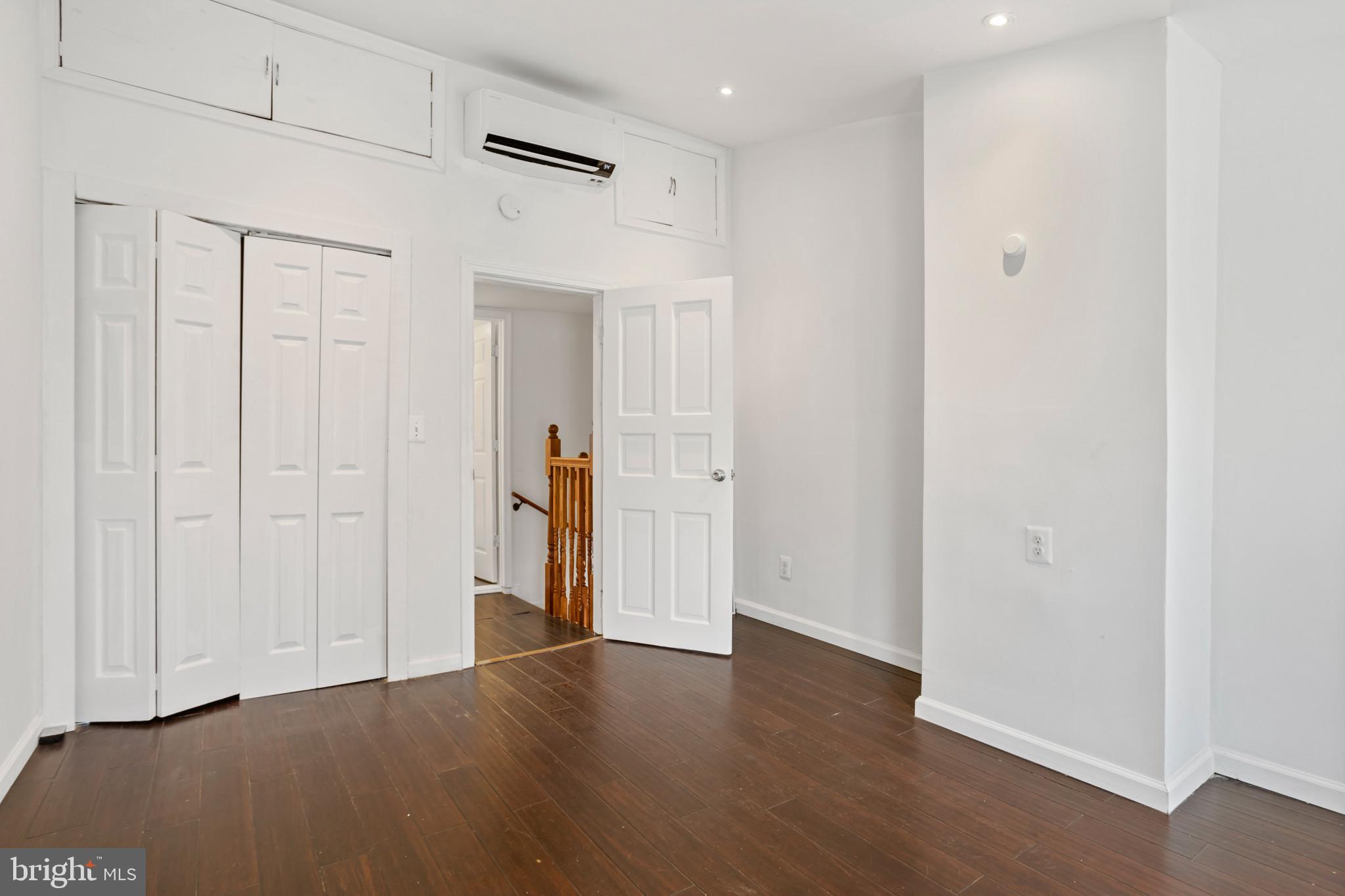 HOLLINS MARKET - Residential