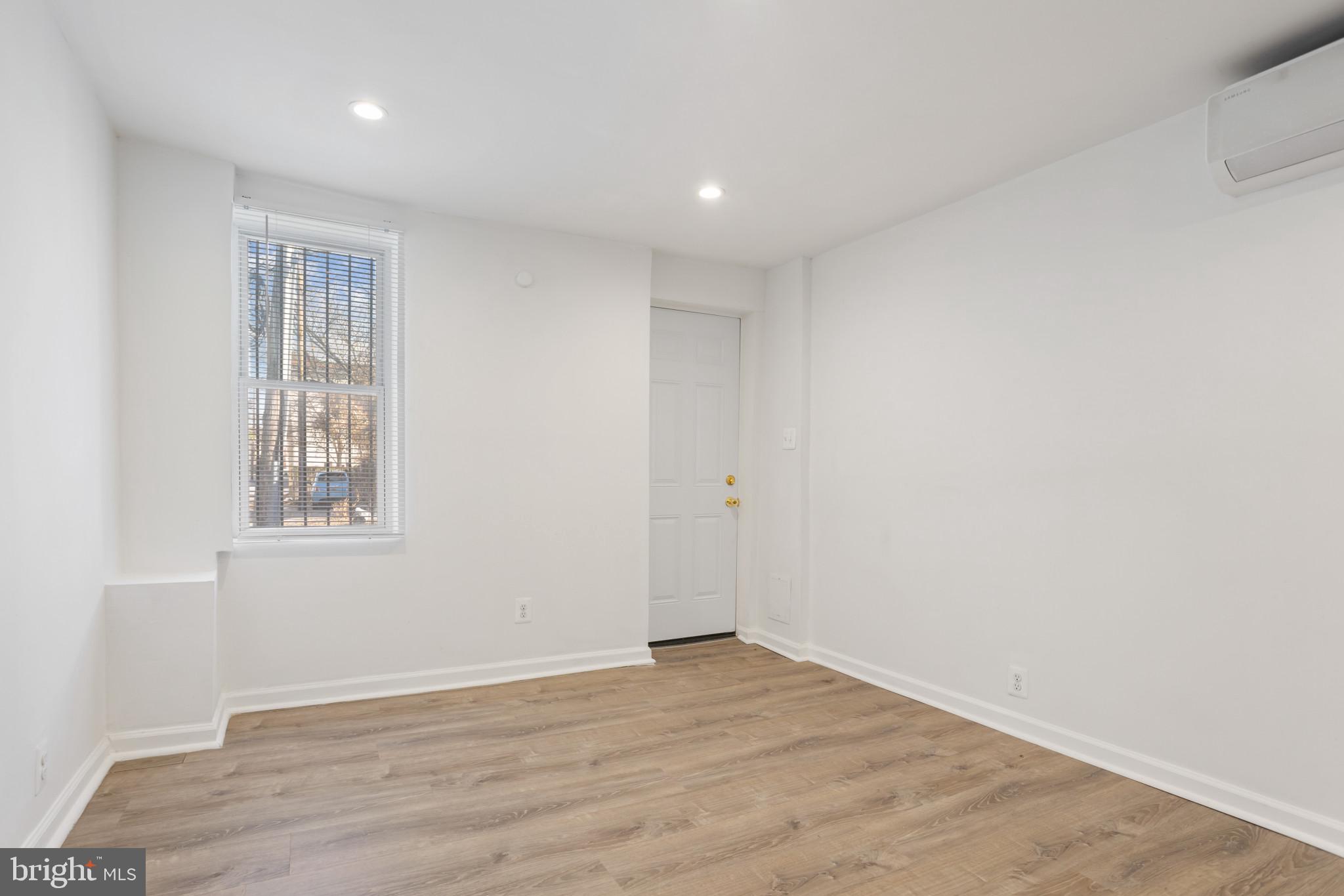 HOLLINS MARKET - Residential