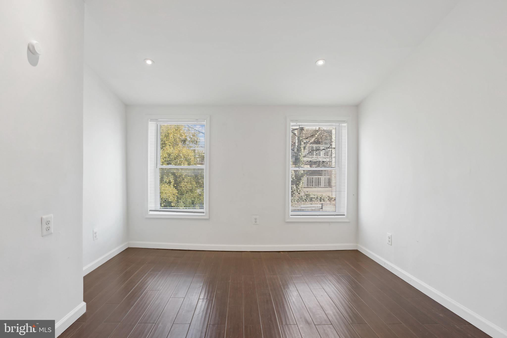 HOLLINS MARKET - Residential