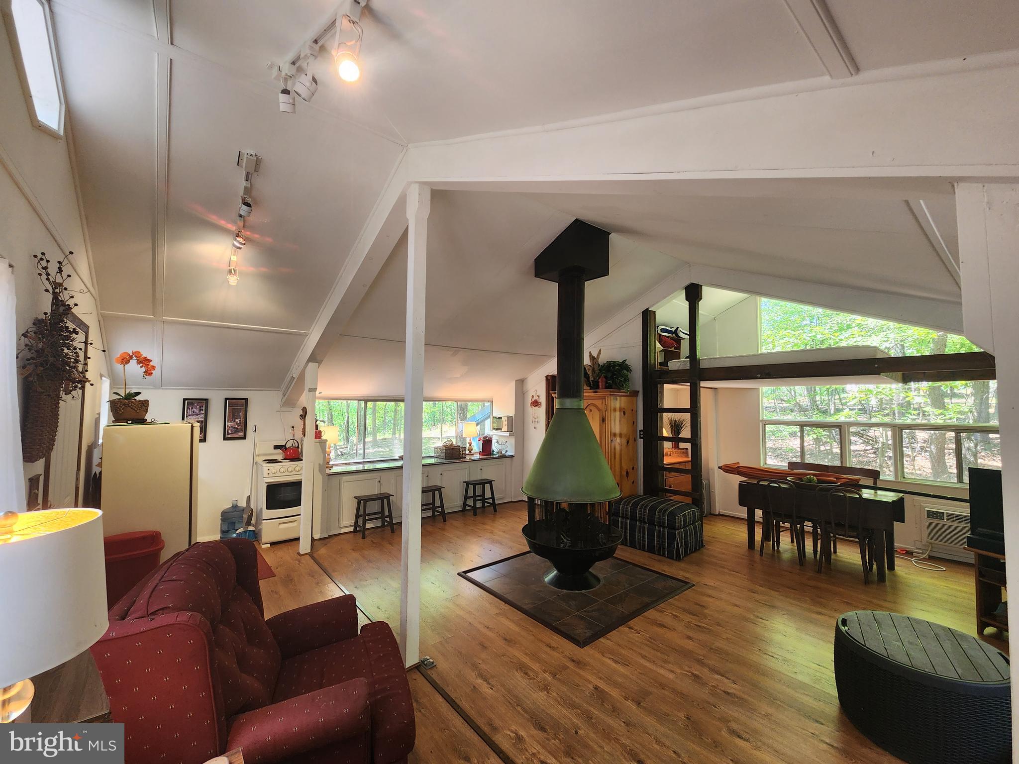 SLEEPY CREEK HIDE-A-WAY - Residential