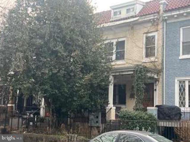 1522 SPRING PLACE NW