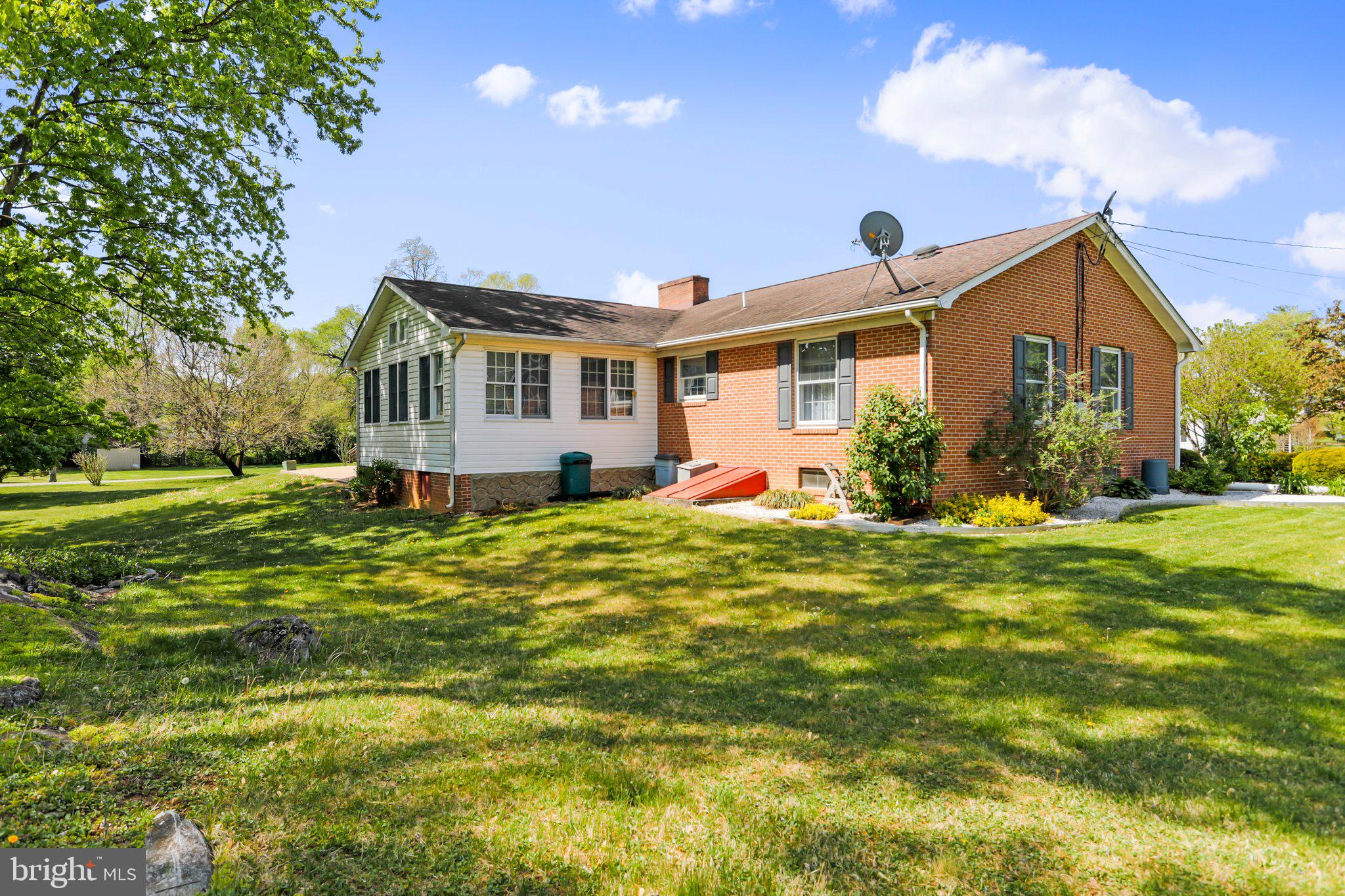 MAR WIN MANOR - Residential