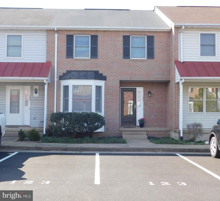 UPDATED TOWNHOME 2  BEDROOM SUITES EACH WITH FULL BATH.  MAIN LEVEL OFFERS KITCHEN, DINING ROOM, HALF BATH AND FAMILY ROOM WITH FRENCH DOOR LEADING TO DECK.  PARKING SPACES DIRECTLY IN FRONT OF UNIT.  QUICK ACCESS TO MAJOR ROADS FOR COMMUTERS.  AVAILABLE FOR OCCUPANCY SEPTEMBER 1ST.   NO PETS. GOOD CREDIT AND REFERENCES REQUIRED.