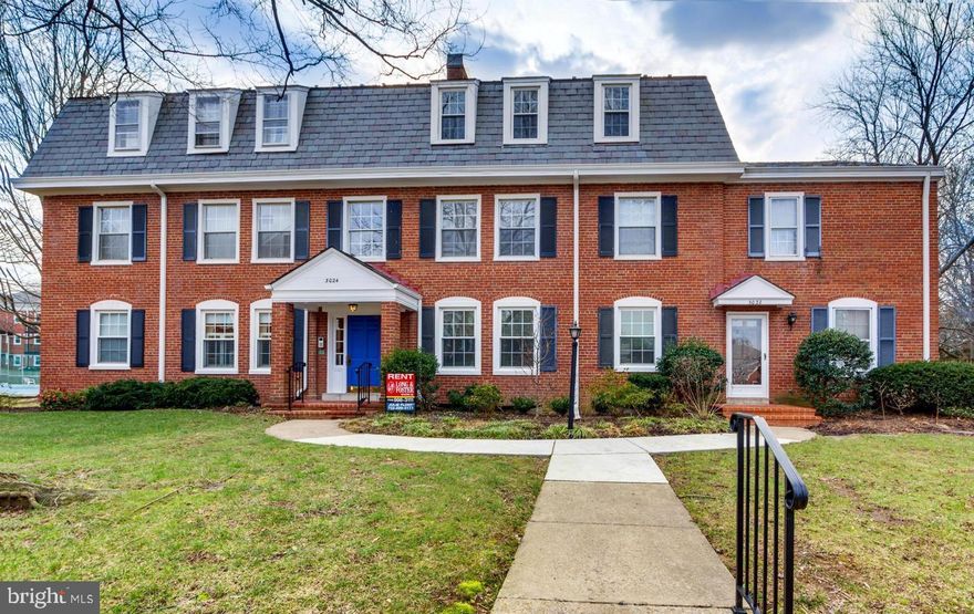 WONDERFUL ONE BEDROOM ON TOP-LEVEL... WITH ALL KINDS OF AMENITIES INCLUDING POOLS, TENNIS, BUS SERVICE EASY COMMUTE TO D.C. PETS ON A CASE BY CASE BASIS. THE INCOME TO QUALIFY IS $50,000.  ALL APPLICANTS MUST HAVE A 650 CREDIT SCORE OR HIGHER TO QUALIFY.
