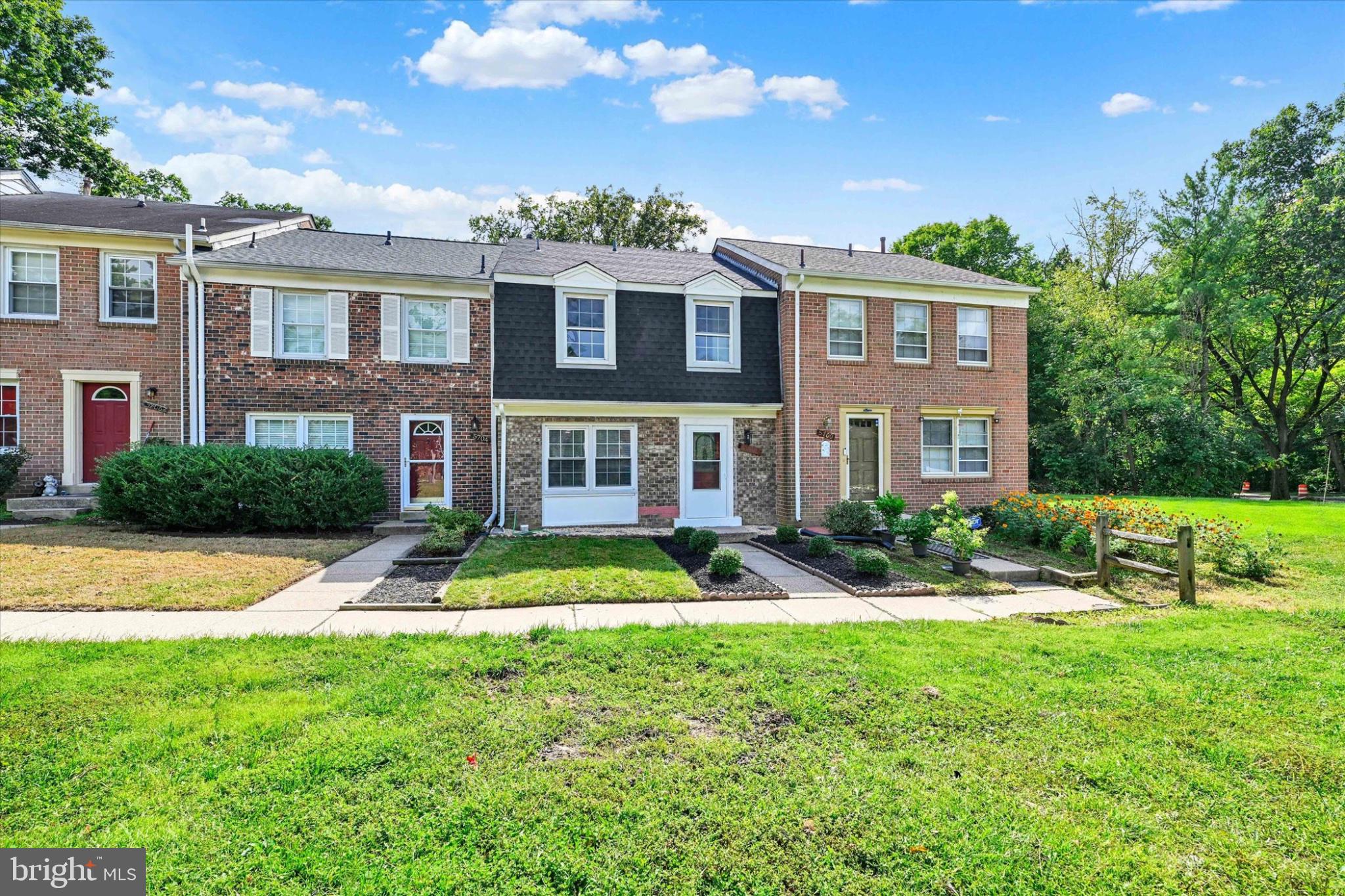 5702 YELLOWROSE COURT