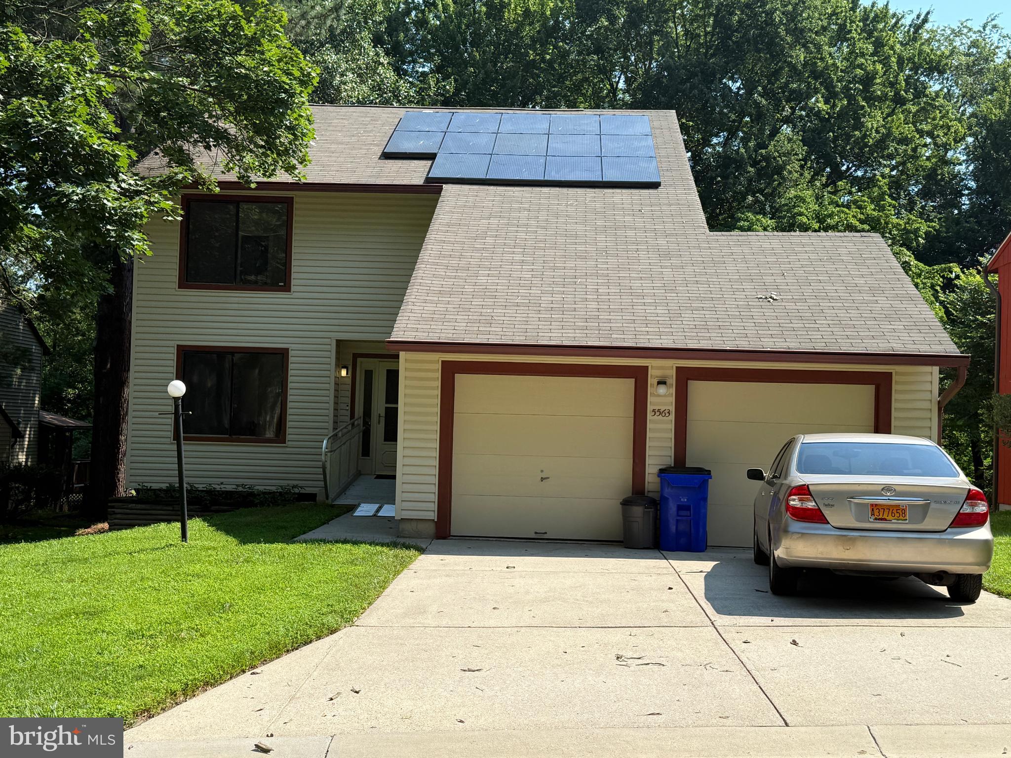 RECENTLY RENOVATED HOUSE.4 BEDROOMS, 3 FULL BATH AND ONE HALF PATH. HARDWOOD FLOOR IN MAIN LEVEL AND NEW HARDWOOD FLOOR IN UPPER LEVEL. NEW LAMINATE FLOOR AT BASEMENT. RENOVATED BATHROOMS INCLUDING FIXTURES AND TILES. RENOVATED DECK. NEW WINDOWS AT ENTIRE HOUSE SHALL BE INSTALLED BY MID OF JULY. NEAR COLUMBIA MALL AND MEDICAL OFFICES. ACCESS TO ROUTS I95 & US29. A MUST SEE PROPERTY.