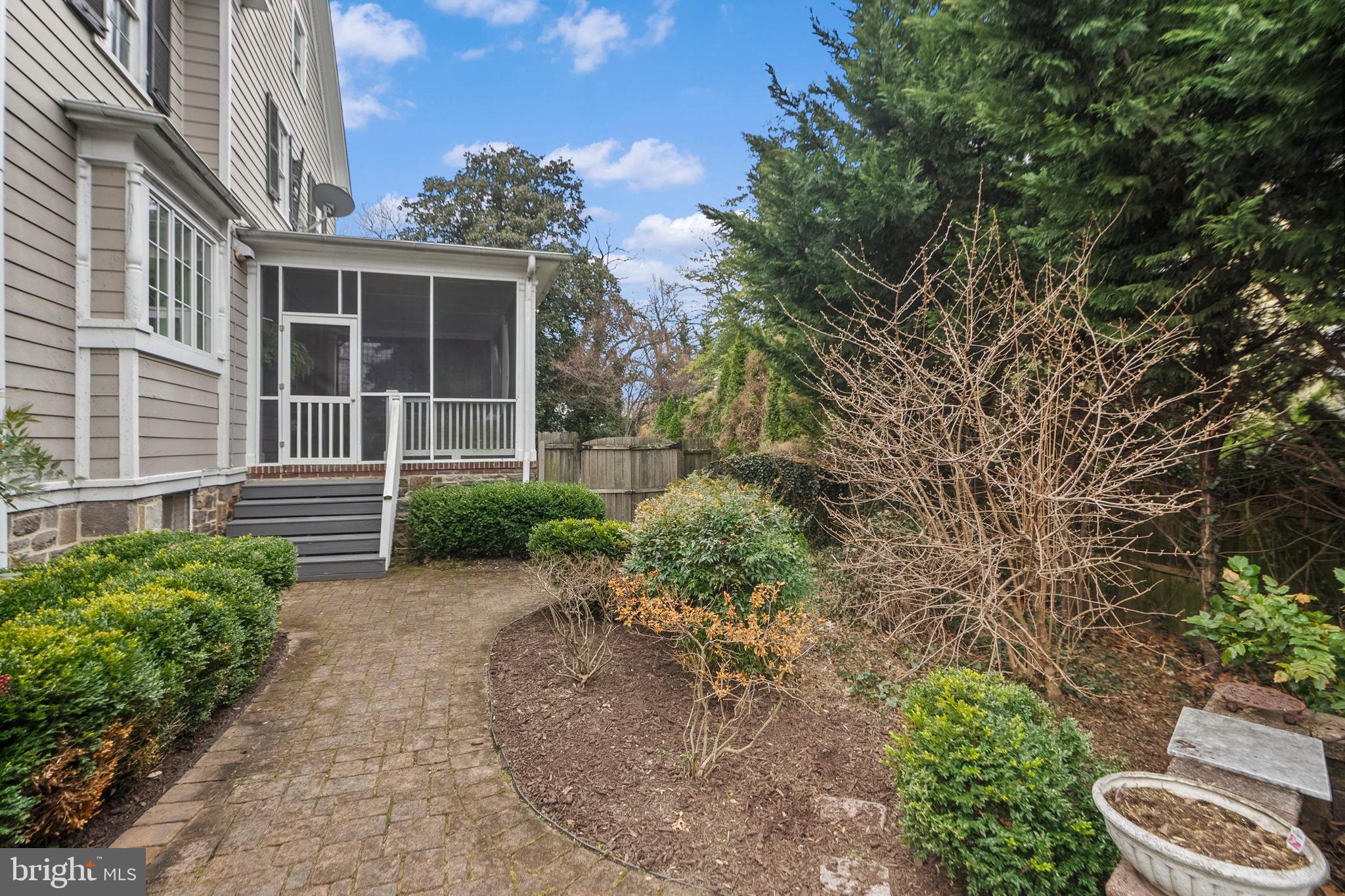 NORTH ROLAND PARK - Residential