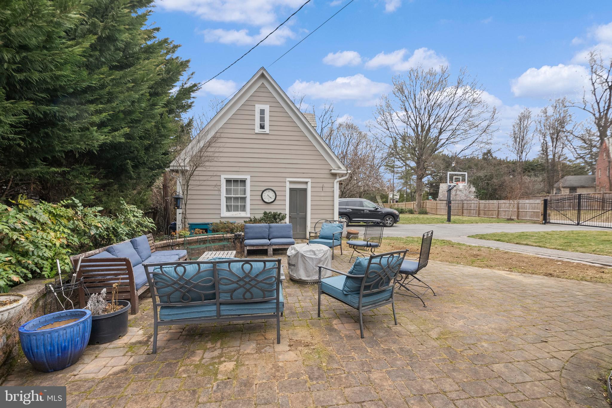 NORTH ROLAND PARK - Residential