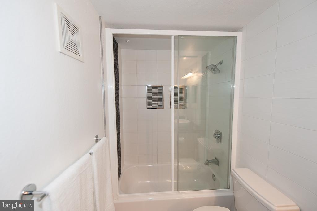 GATES OF MCLEAN - Residential Lease