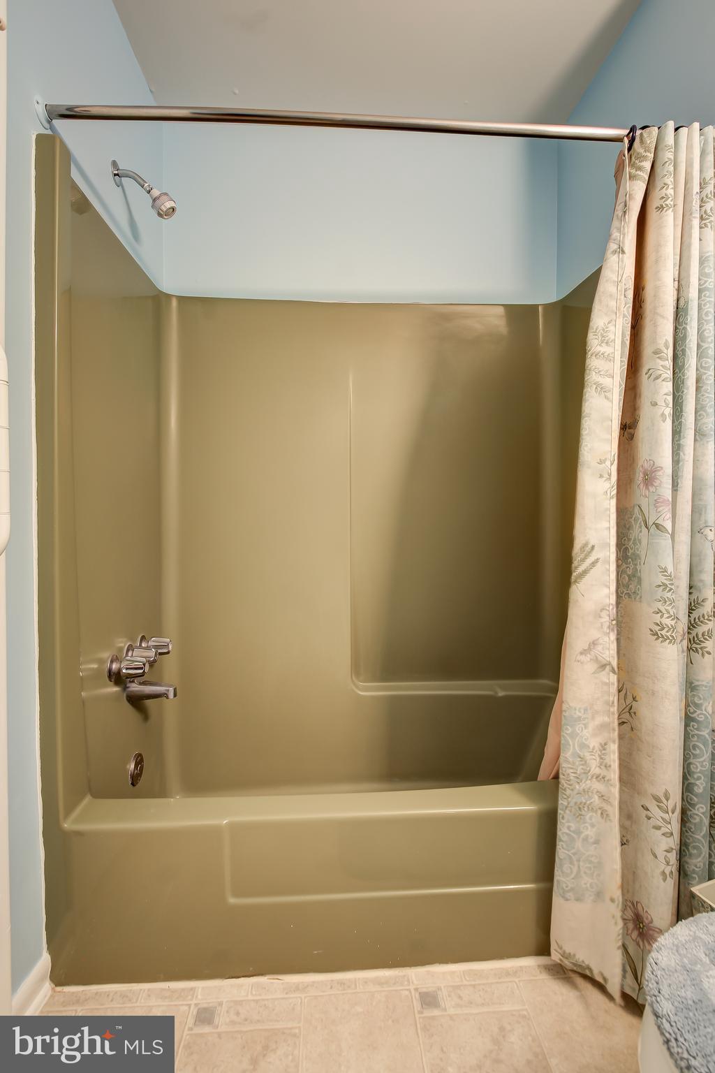 ALGONQUIN HILLS - Residential