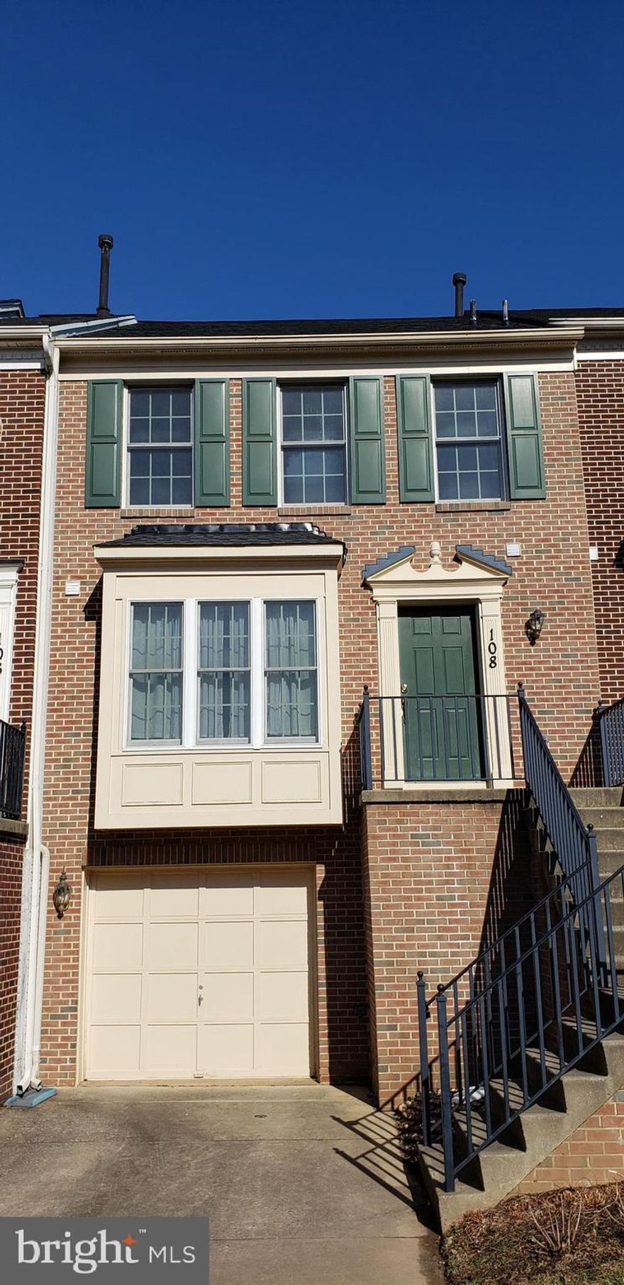 Gorgeous, brick front one car garage  Townhouse with 3 bedrooms and 3 full bathrooms/

 1 half bathroom  in a update kitchen and hardwood floors.

Super location, minutes to shady grove metro, 370/ 270.

Close to shopping centers.