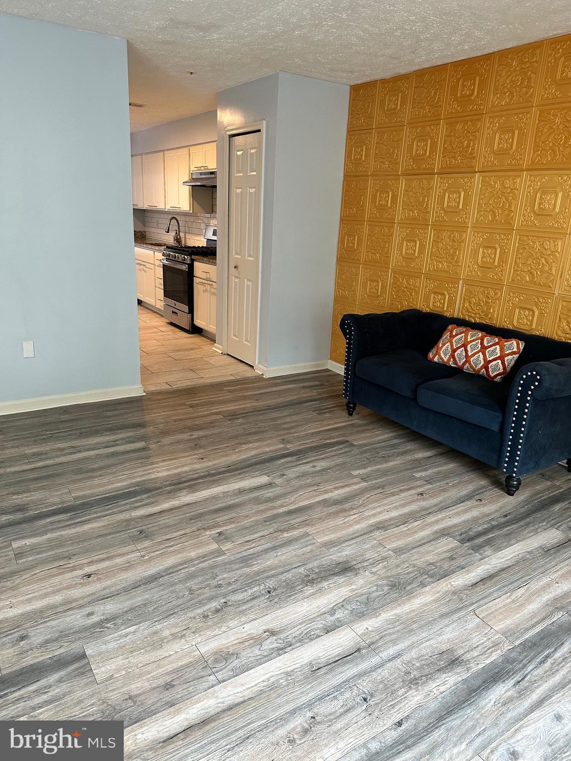 HILL OAKS CONDO PHASE 1- - Residential Lease