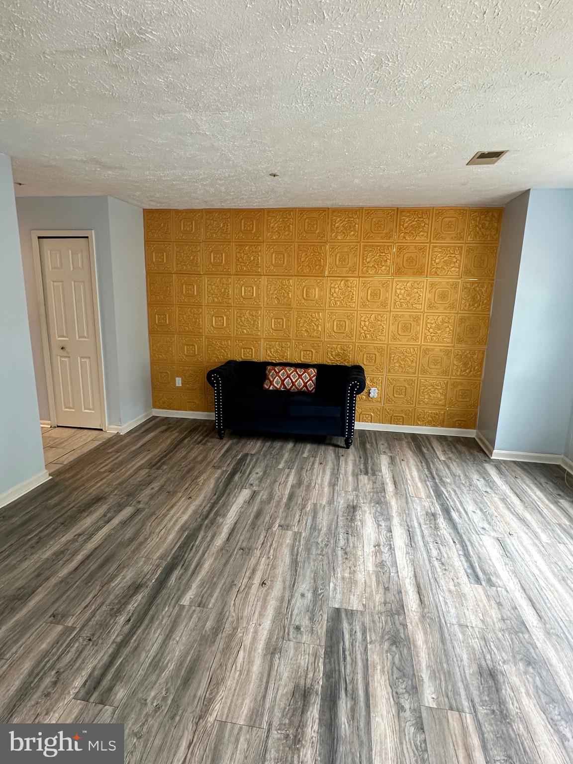 HILL OAKS CONDO PHASE 1- - Residential Lease