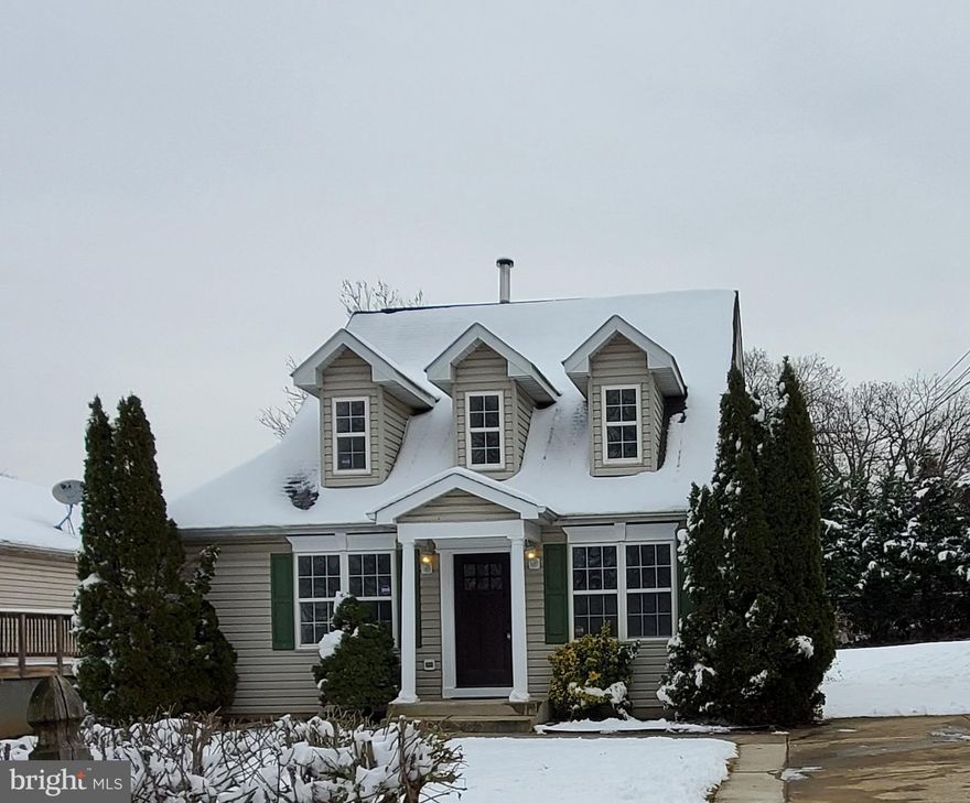 NEW!!! Paint, appliances, flooring - Move in ready.  You will not be disappointed when you walk in to this house.  You will want to make it home.  Large kitchen with island and plenty of room for your table, with sliders to the backyard.  Living area has vaulted ceilings and built in cabinets, 2 bedrooms on the main level with full bath.  Retreat to the  Upper level featuring the primary bedroom with sitting area. Bath has nice soaking tub and large vanity.  Laundry is conveniently located on this level. In the process of having pictures done