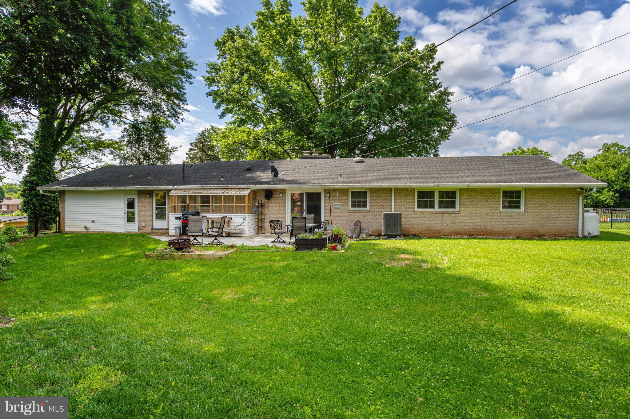 PARAMOUNT MANOR - Residential