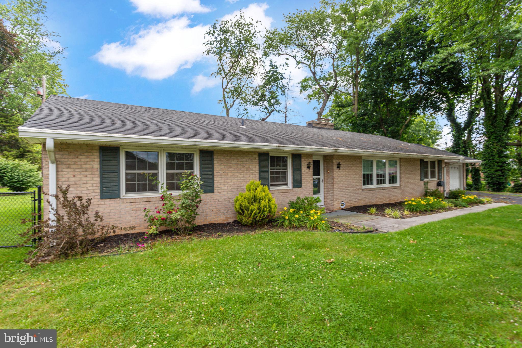 PARAMOUNT MANOR - Residential