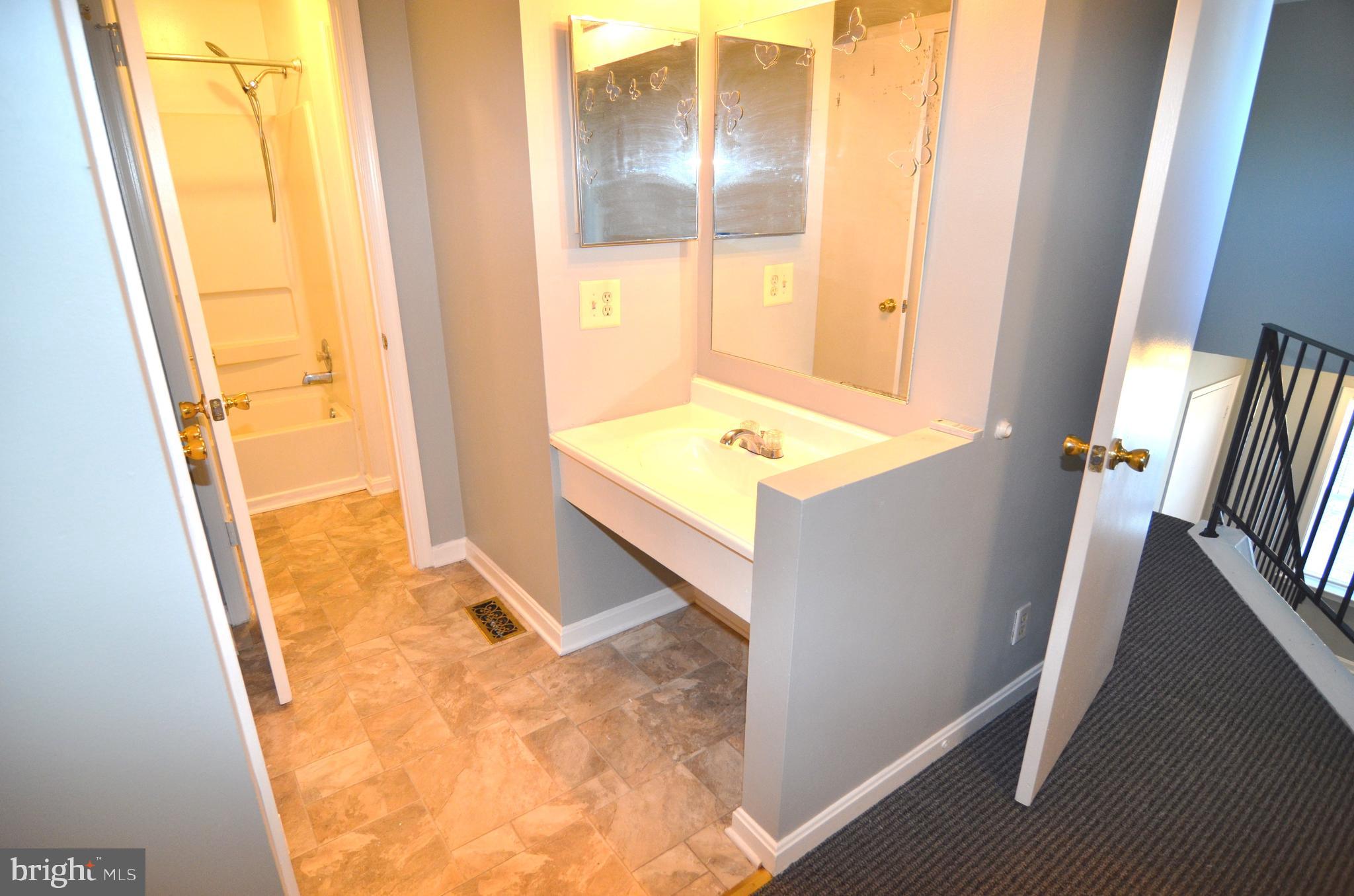 COLUMBIA COMMONS - Residential Lease