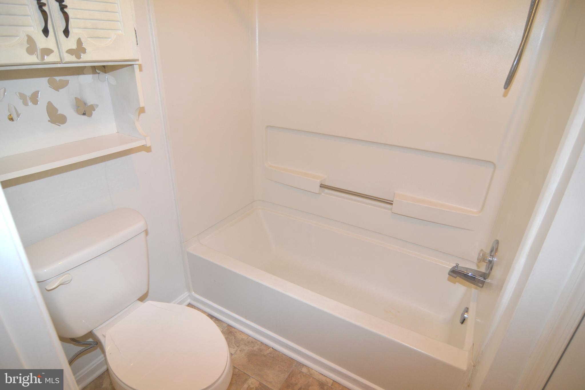 COLUMBIA COMMONS - Residential Lease