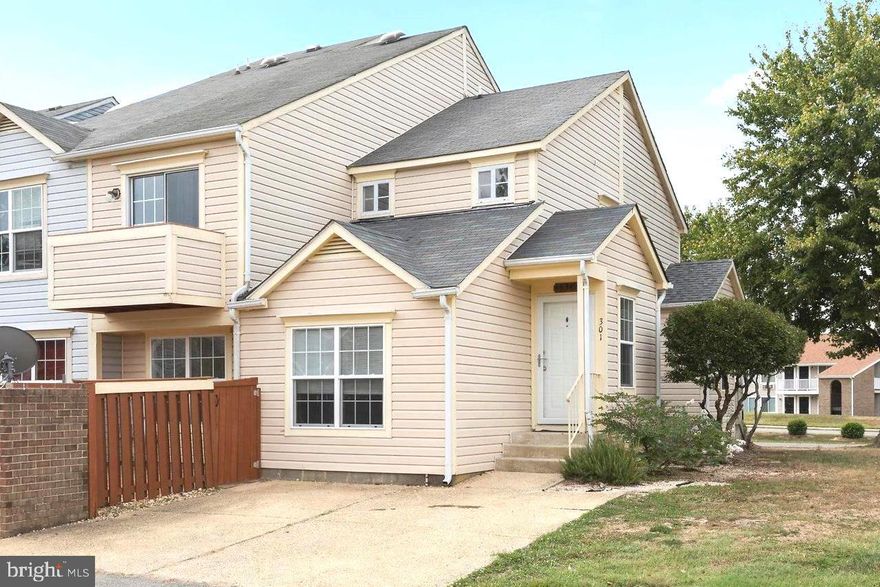 3BR 1.5FB end row town home.  Main level kitchen w/breakfast bar, dining area, living room, bedroom, half bath, laundry and vaulted ceiling.  Upper level 2 bedrooms w/private sink vanity and adjoining Jack-and-Jill full bath.  Upper level private balcony and lower level fenced patio area with storage.  Minutes from PAX.  Pets case-by-case basis.