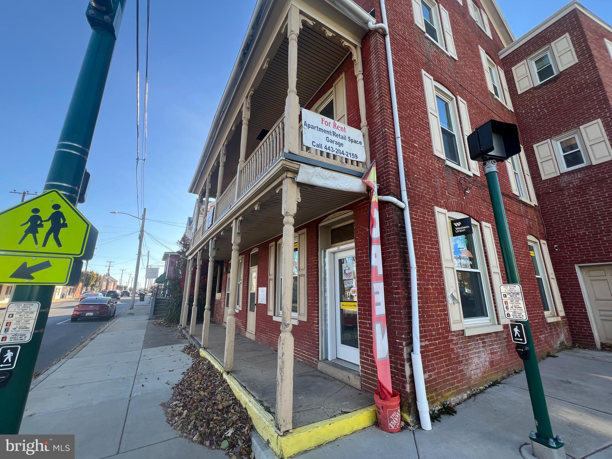 Main image without alt text