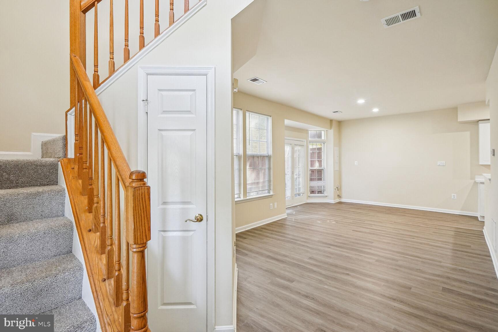 GLEN OAKS CONDOMINIUM - Residential Lease