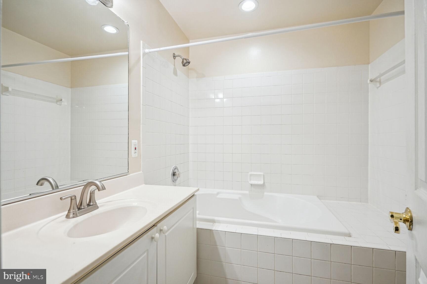 GLEN OAKS CONDOMINIUM - Residential Lease