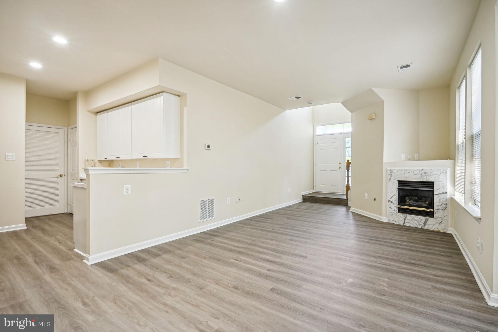 GLEN OAKS CONDOMINIUM - Residential Lease