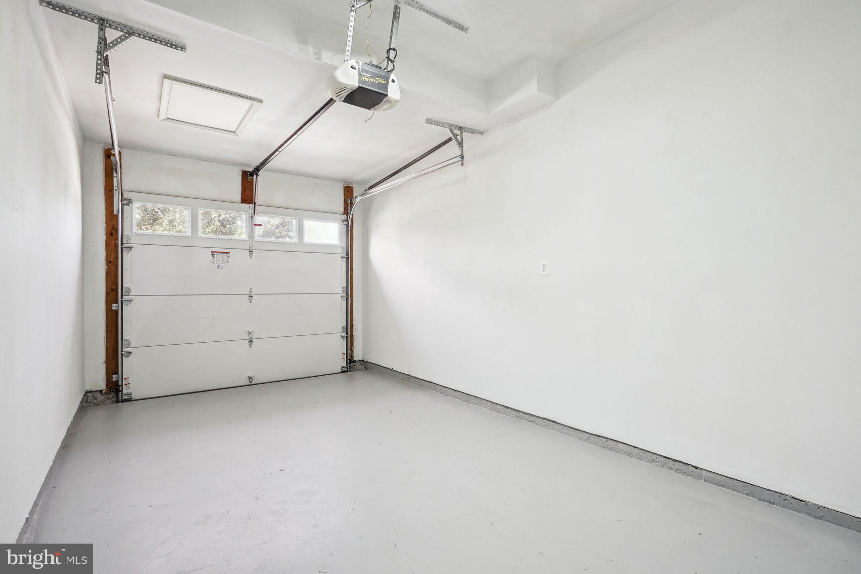 GLEN OAKS CONDOMINIUM - Residential Lease