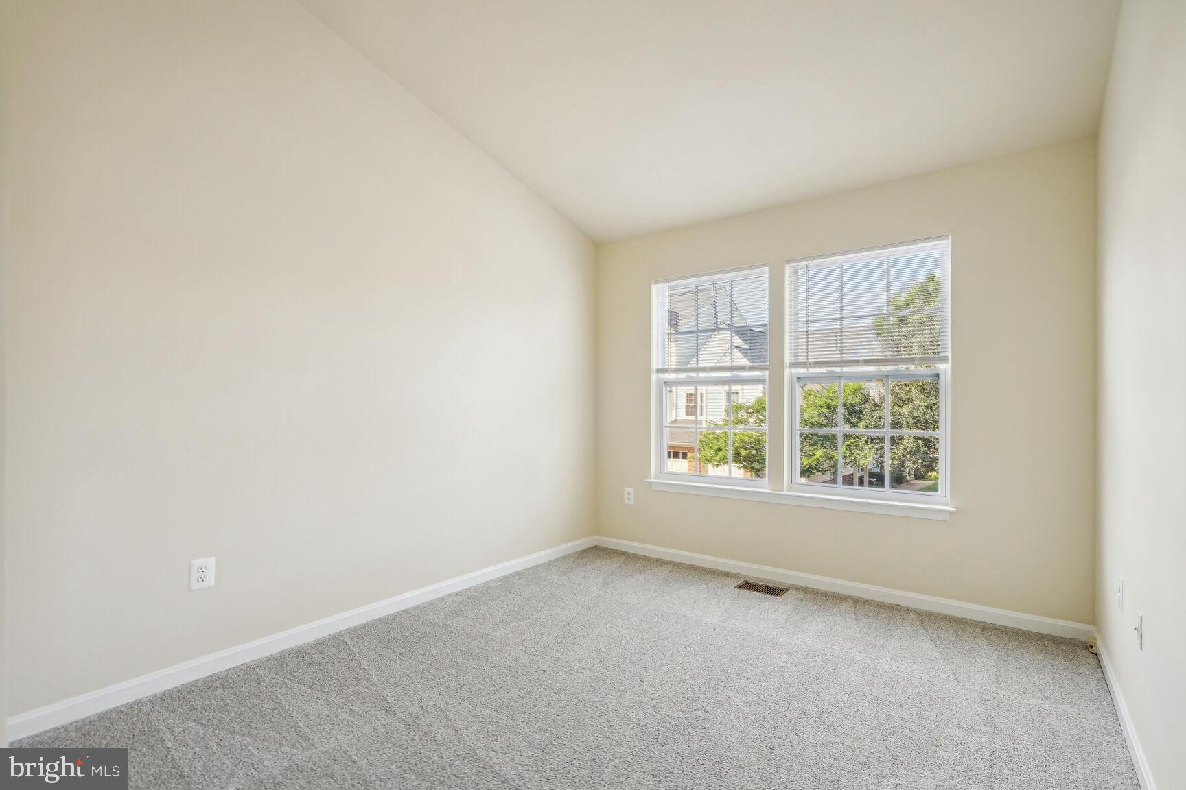 GLEN OAKS CONDOMINIUM - Residential Lease