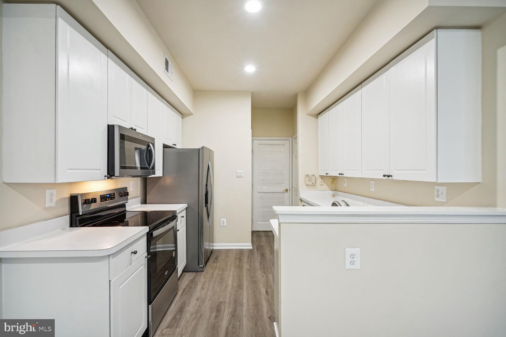 GLEN OAKS CONDOMINIUM - Residential Lease