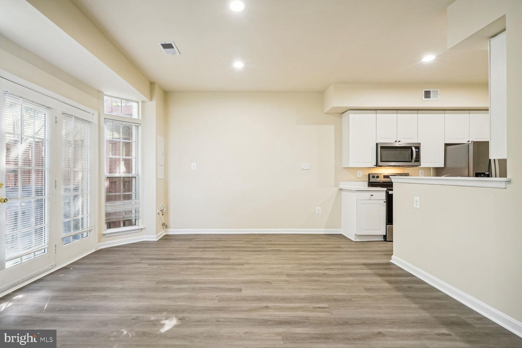 GLEN OAKS CONDOMINIUM - Residential Lease