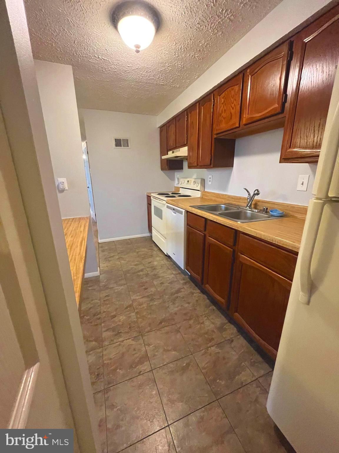 AMBERTOWNE - Residential Lease