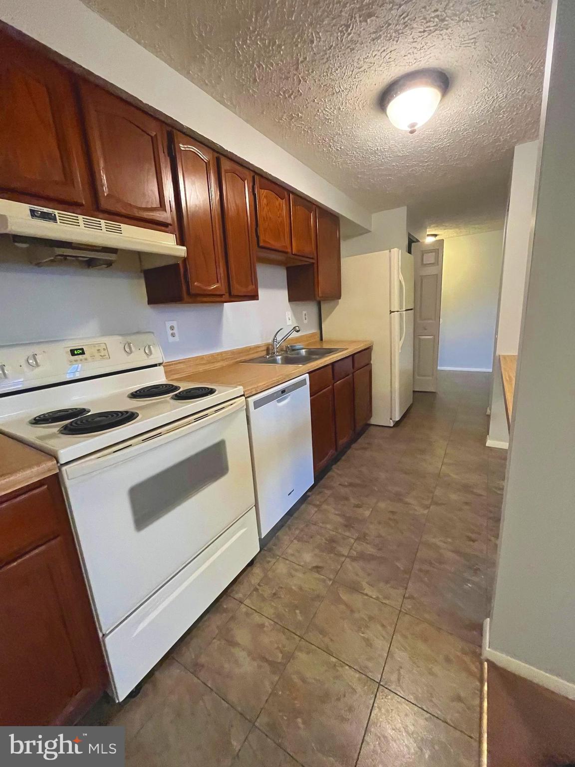 AMBERTOWNE - Residential Lease