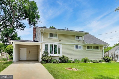 Photo of 818 E Jefferson Street, ROCKVILLE, MD 20852 (MLS # MDMC2259952)