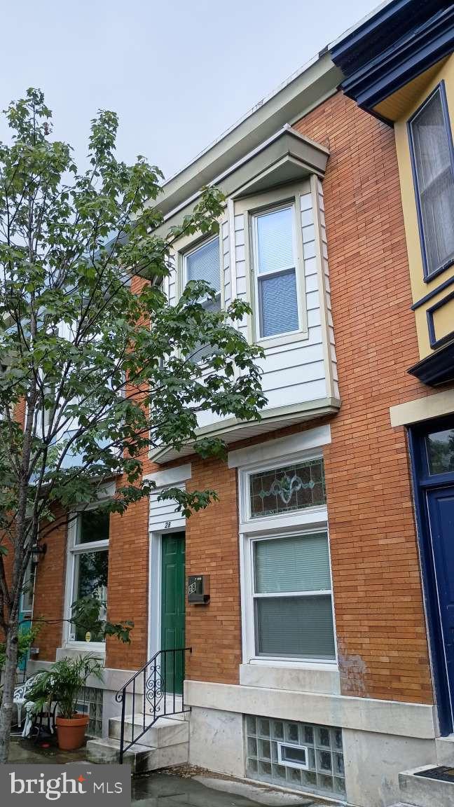 Gorgeous and updated this place will make you right at home. The modern features combined with historic feel of exposed brick make this an absolute WINNER !!! The open floor plan with open staircases make this place feel HUGE!!! Tall ceilings nice finishings. Open rear yard can be easily converted into a parking pad. Come get it before it's gone!
