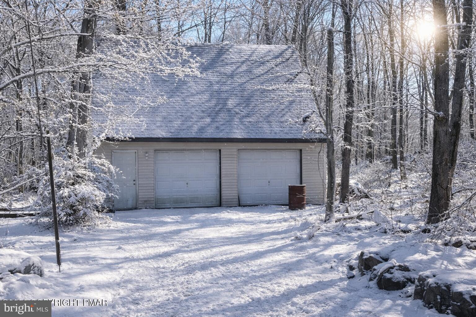 ARROWHEAD  LAKES - Residential