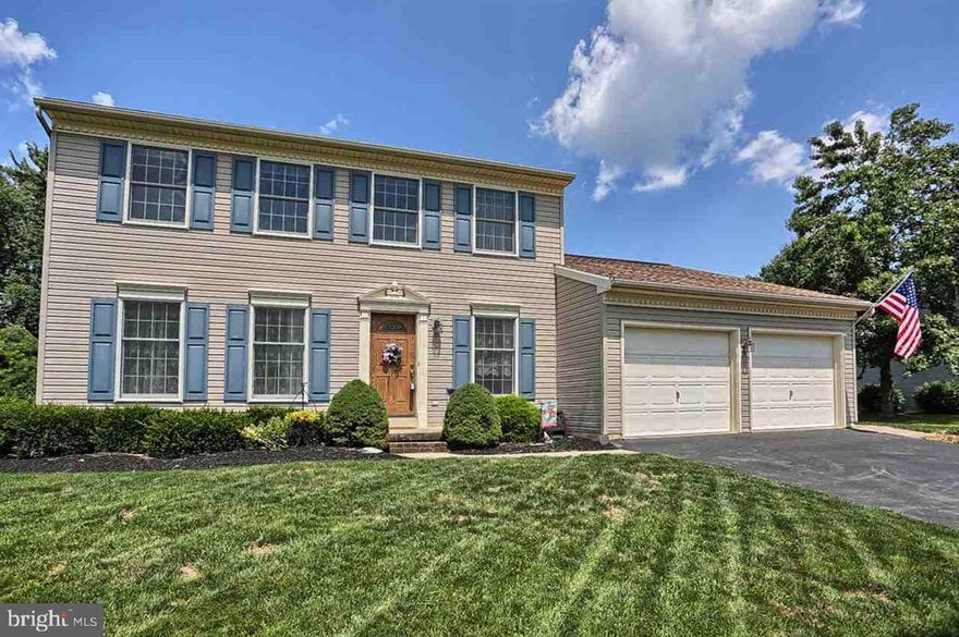 Immaculate Kingswood home with newly updated kitchen and fresh paint.  Beautiful outdoor living space in rear including patio and landscaped coy pond  with waterfall. Very large screened in patio/3 season room. Kitchen with new  appliances, new granite and tile floor. Must see!