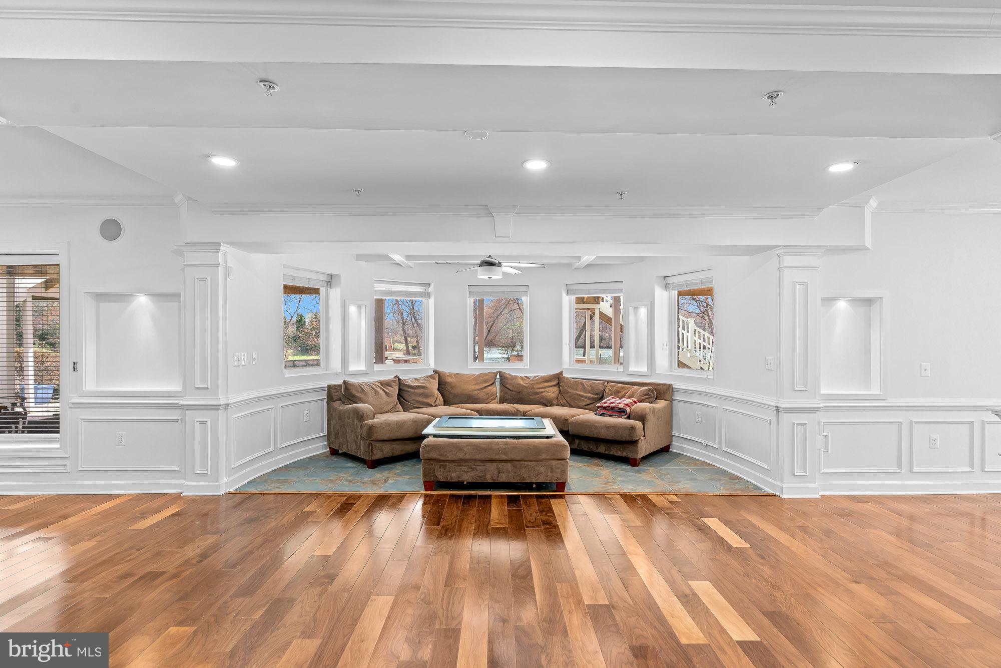 SWAN LAKE - Residential