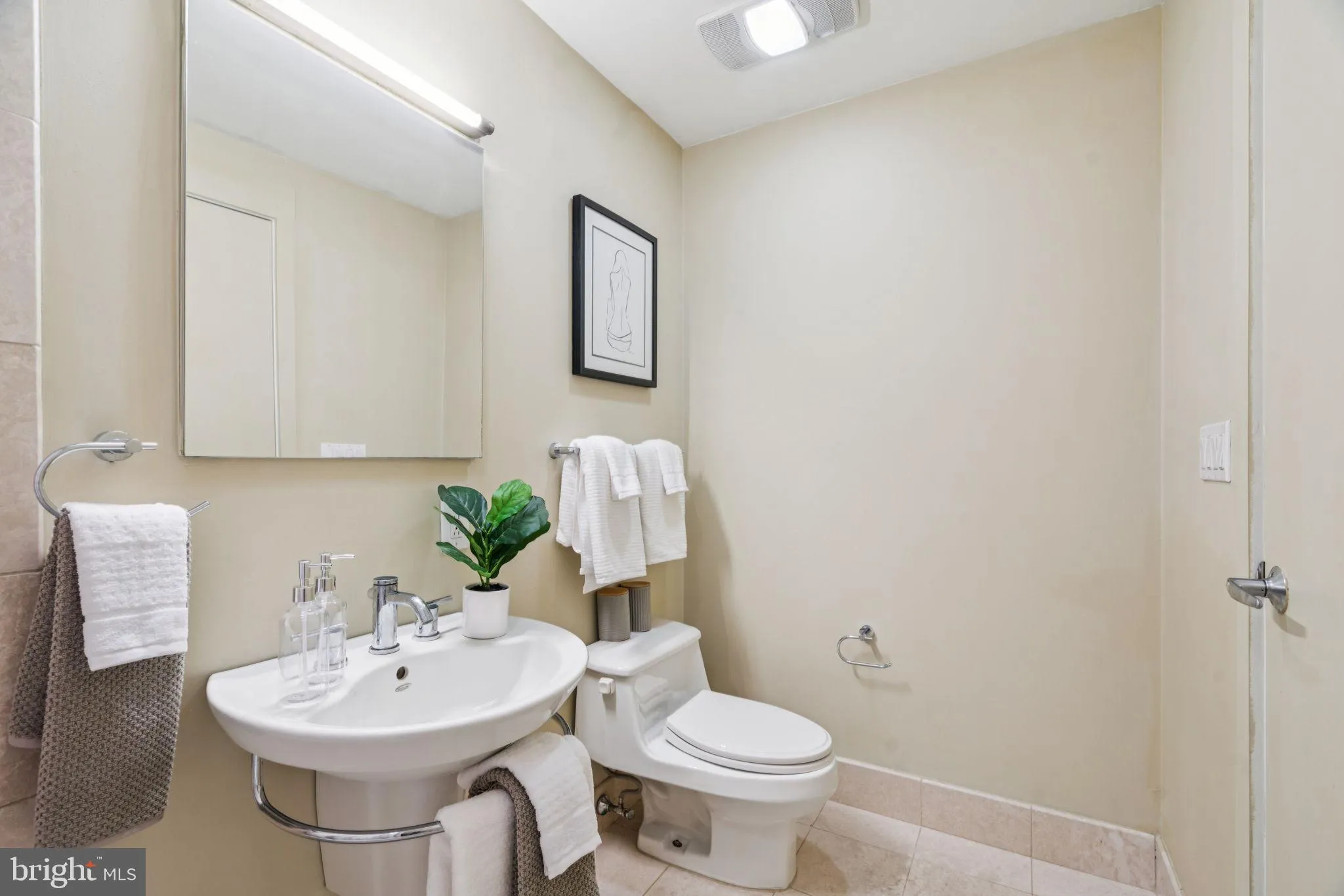 Philadelphia, Pennsylvania 19107, United States, 1 Bedroom Bedrooms, ,1 BathroomBathrooms,Residential,Active,145227